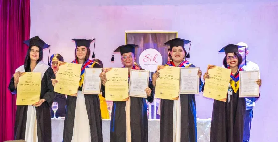 Graduadas con sus certificados